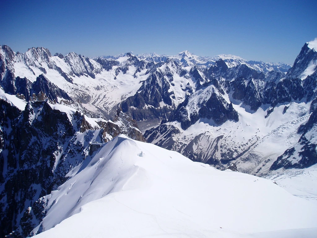 Site internet sur smartphone devant le Mont-Blanc